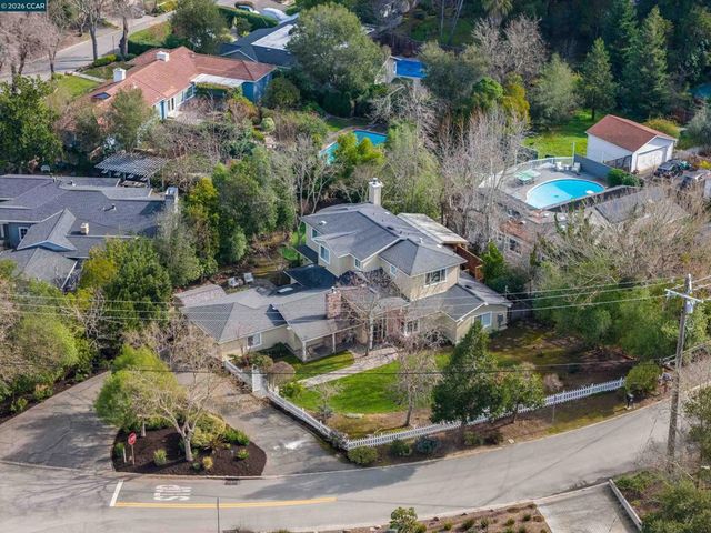 82 Sleepy Hollow Ln, Orinda, CA 94563