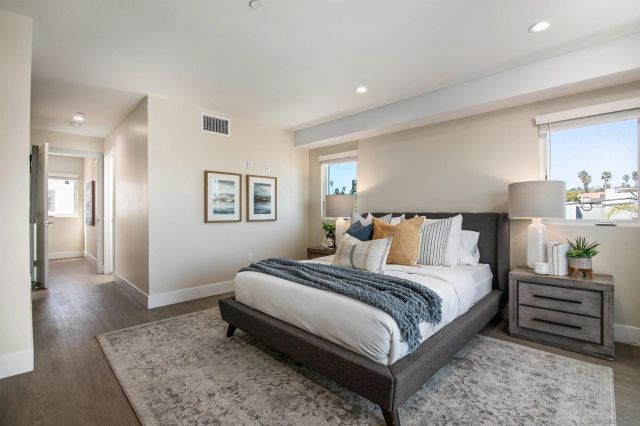 1956 Hornblend St 8, San Diego, CA 92109