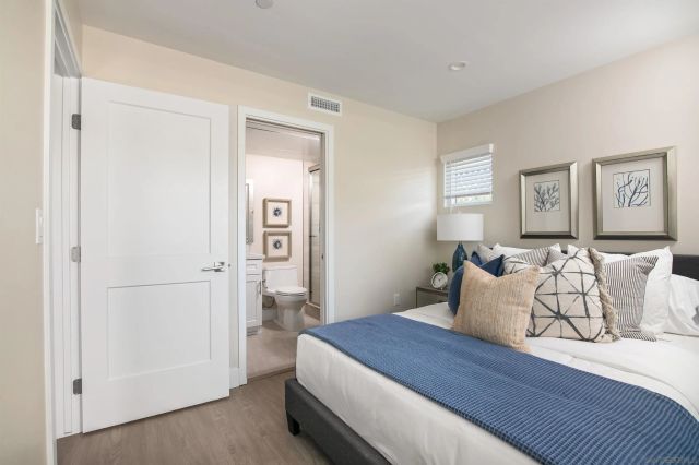 1956 Hornblend St 8, San Diego, CA 92109