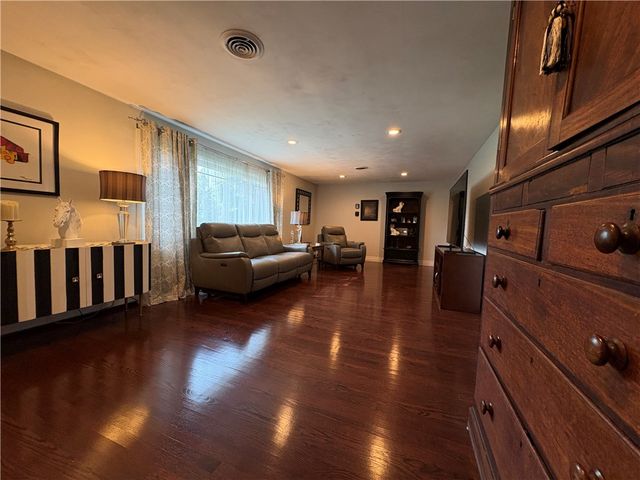 85 Commonwealth Avenue, Warwick, RI 02886