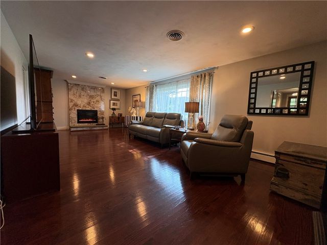 85 Commonwealth Avenue, Warwick, RI 02886