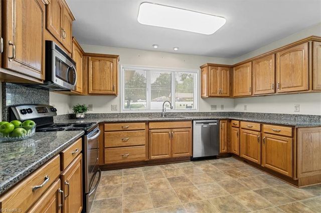 4556 Shattalon Drive, Winston-salem, NC 27106