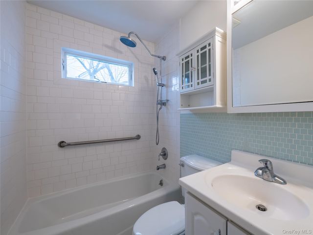 21 Marwood Road N, Port Washington, NY 11050