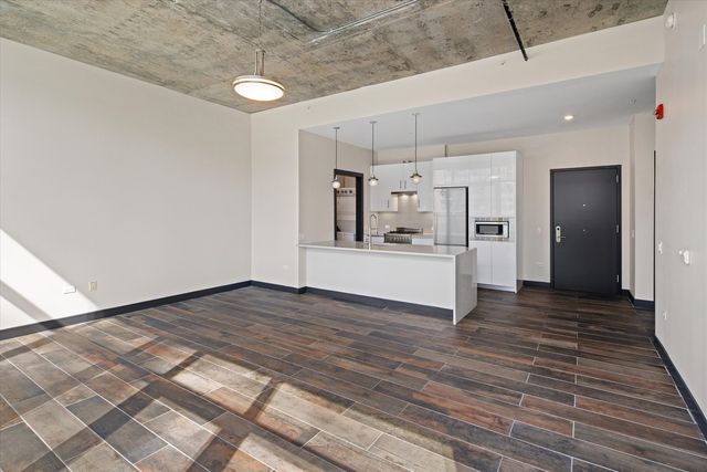 171 N Aberdeen Street 813, Chicago, IL 60607
