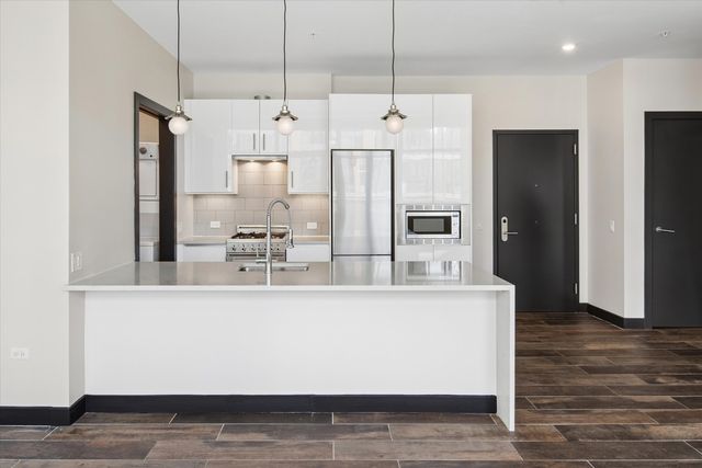 171 N Aberdeen Street 813, Chicago, IL 60607