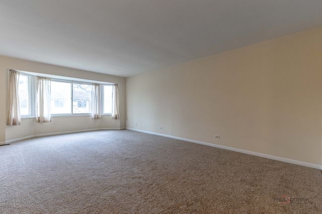 3004 Roberts Drive 8, Woodridge, IL 60517