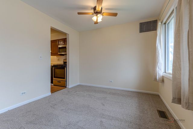 3004 Roberts Drive 8, Woodridge, IL 60517