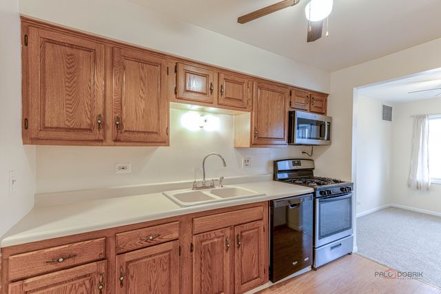 3004 Roberts Drive 8, Woodridge, IL 60517