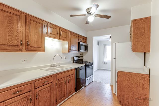 3004 Roberts Drive 8, Woodridge, IL 60517