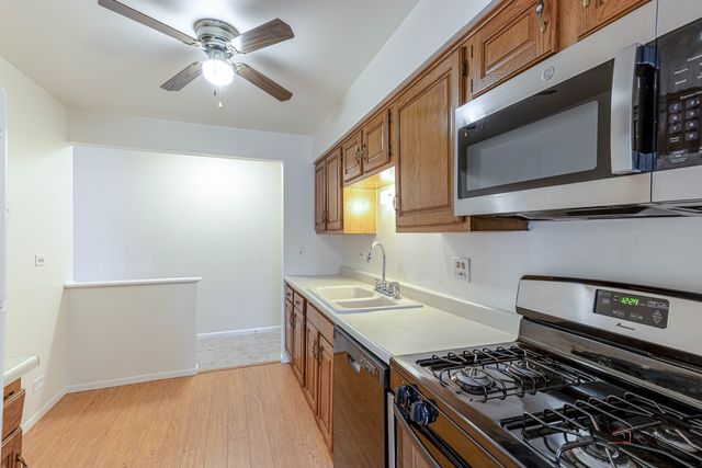 3004 Roberts Drive 8, Woodridge, IL 60517