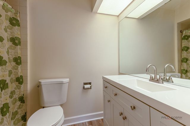 3004 Roberts Drive 8, Woodridge, IL 60517