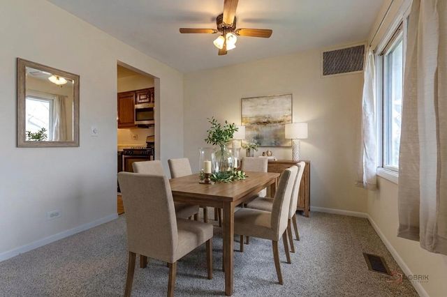 3004 Roberts Drive 8, Woodridge, IL 60517