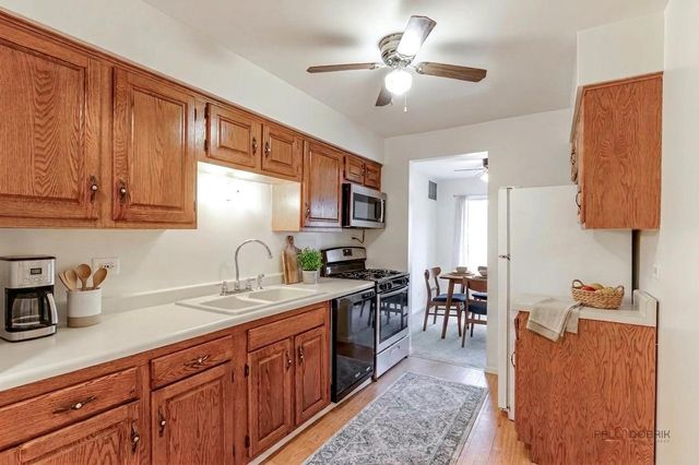 3004 Roberts Drive 8, Woodridge, IL 60517