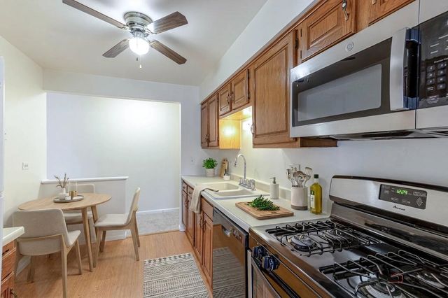 3004 Roberts Drive 8, Woodridge, IL 60517