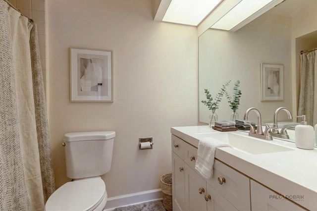 3004 Roberts Drive 8, Woodridge, IL 60517