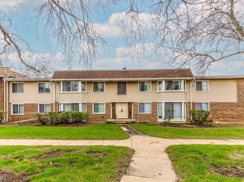 3004 Roberts Drive 8, Woodridge, IL 60517