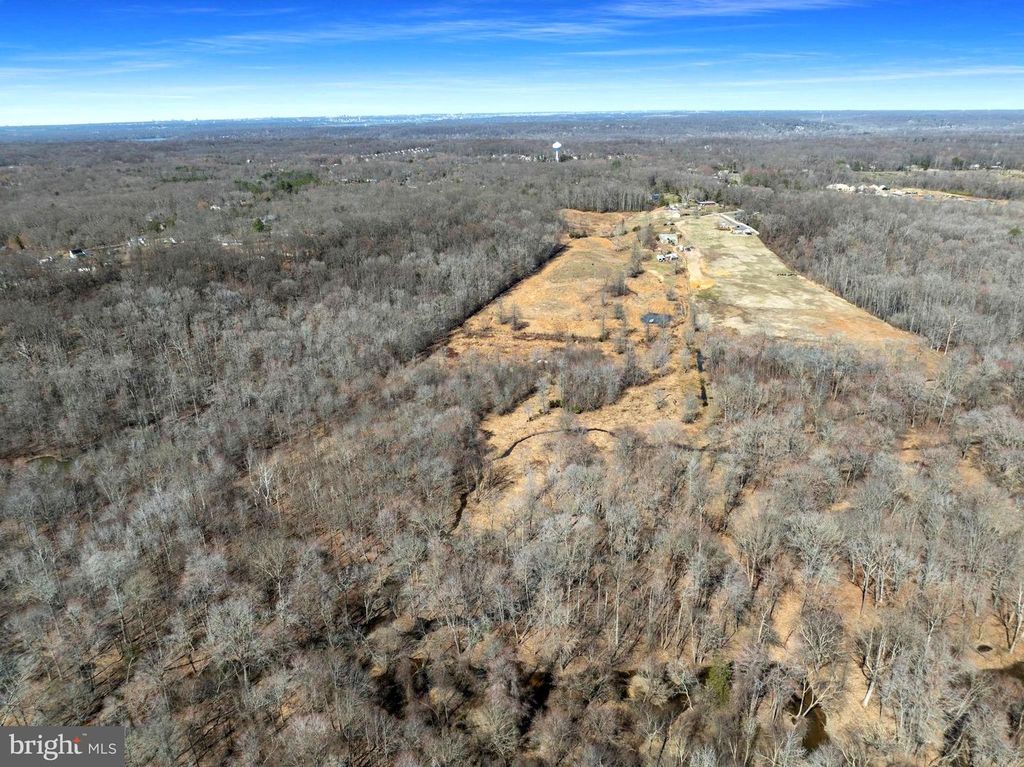 Image 9 of property listing at 16420 CEDAR LAWN DR, Waldorf, MD 20601