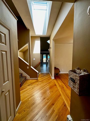 26 Canterbury Road, Woodbury, NY 11797