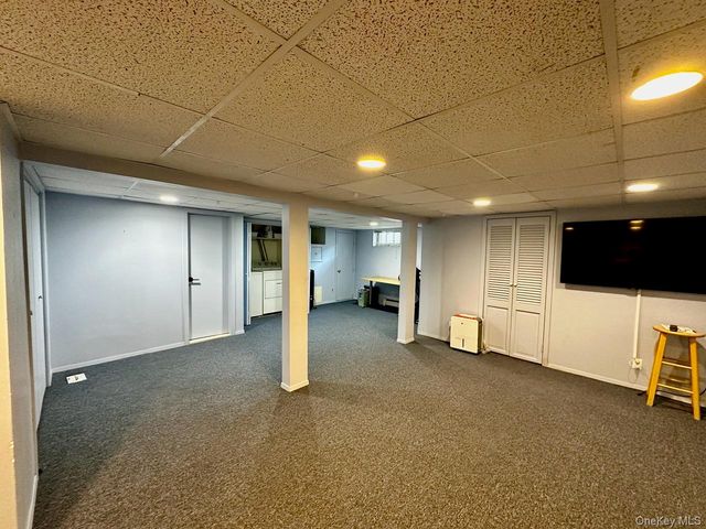 26 Canterbury Road, Woodbury, NY 11797