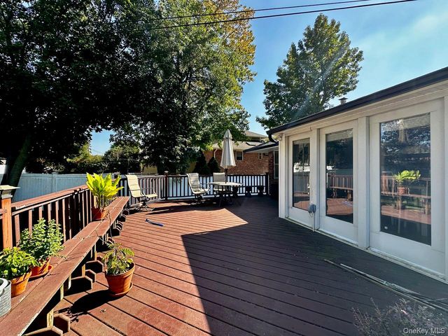 26 Canterbury Road, Woodbury, NY 11797