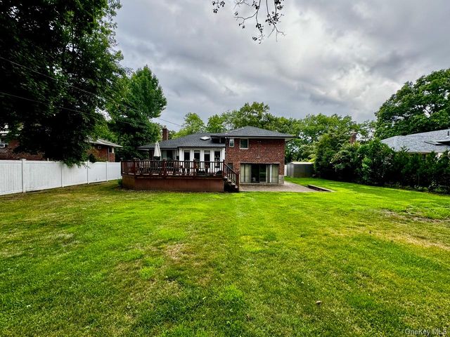 26 Canterbury Road, Woodbury, NY 11797