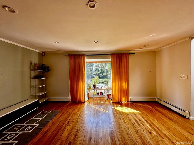 26 Canterbury Road, Woodbury, NY 11797