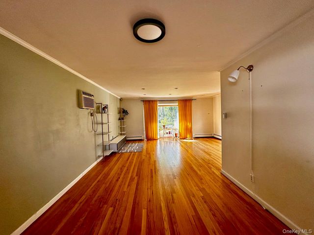 26 Canterbury Road, Woodbury, NY 11797