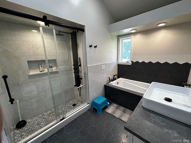 26 Canterbury Road, Woodbury, NY 11797