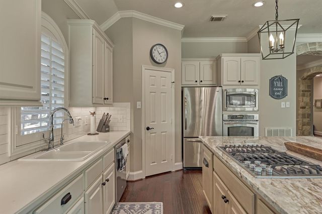 87 W Honey Grove Place, The Woodlands, TX 77382