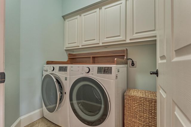 87 W Honey Grove Place, The Woodlands, TX 77382