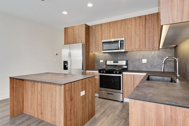 2824 W VAN BUREN Street 302, Chicago, IL 60612