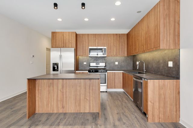 2824 W VAN BUREN Street 302, Chicago, IL 60612