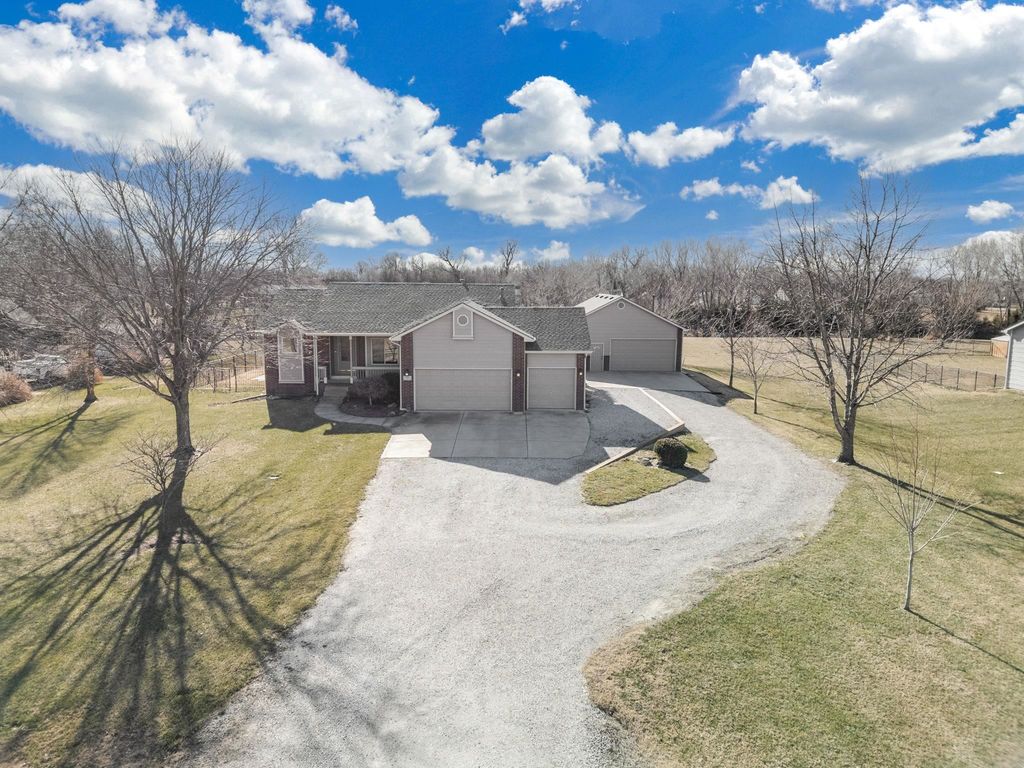 727 Chukker Ln, Haysville, KS 67060