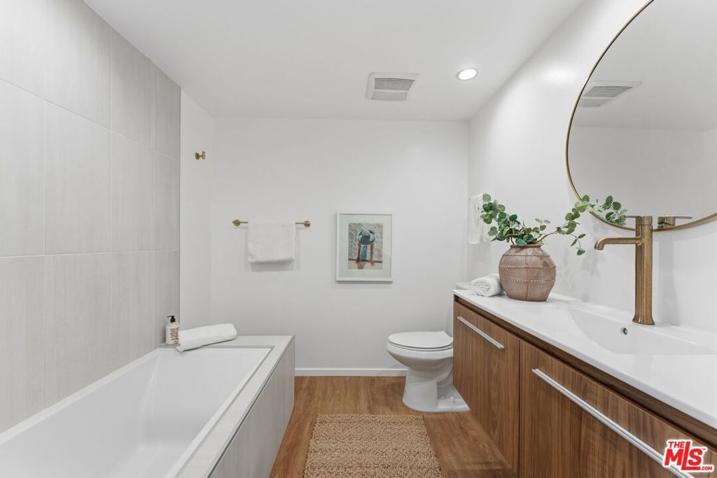 Image 10 of property listing at 1244 14th Street E, Santa Monica, CA 90404