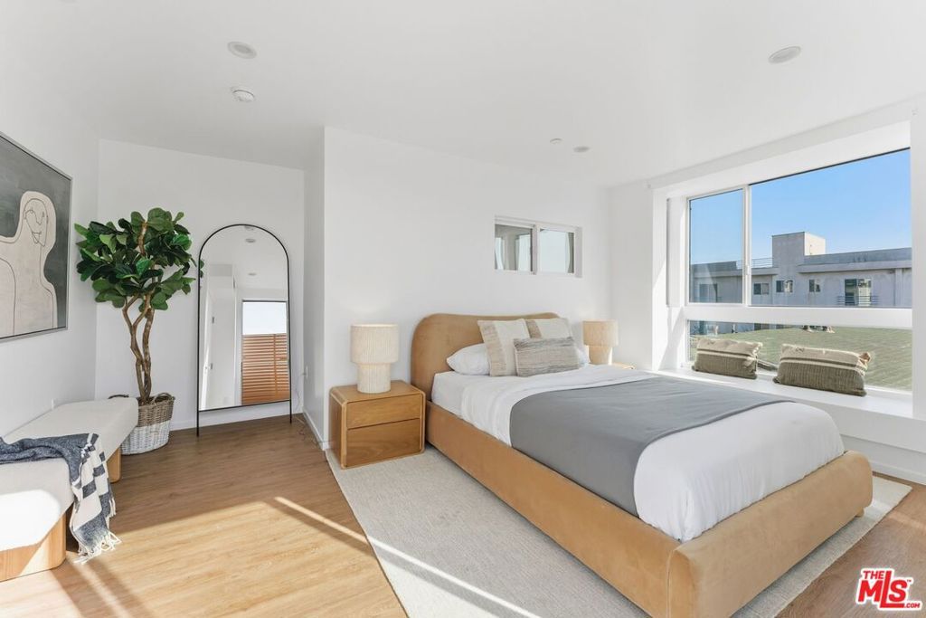 Image 13 of property listing at 1244 14th Street E, Santa Monica, CA 90404