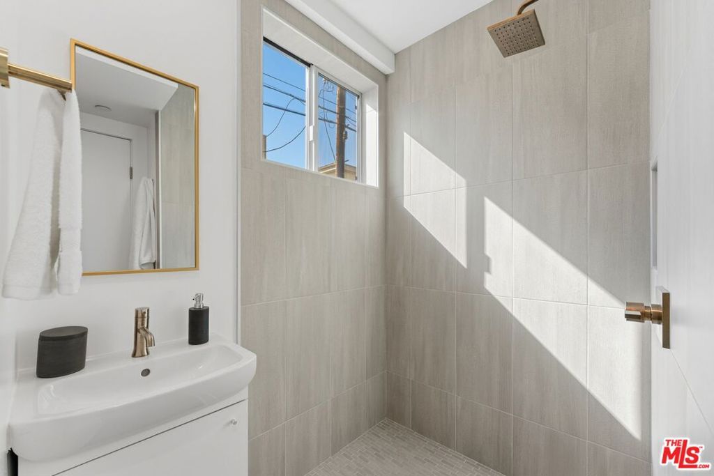 Image 15 of property listing at 1244 14th Street E, Santa Monica, CA 90404