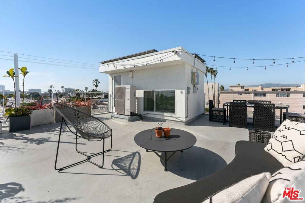 Image 20 of property listing at 1244 14th Street E, Santa Monica, CA 90404