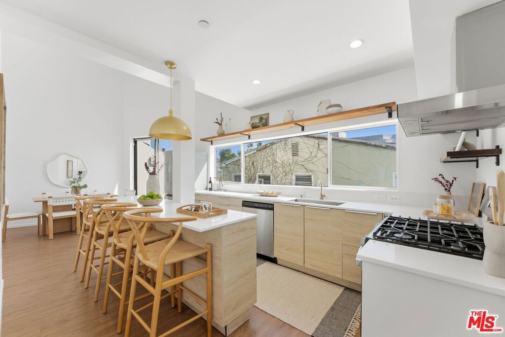 Image 5 of property listing at 1244 14th Street E, Santa Monica, CA 90404