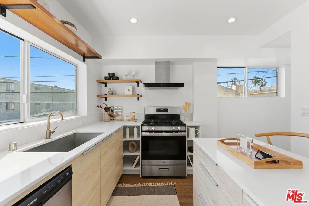 Image 6 of property listing at 1244 14th Street E, Santa Monica, CA 90404