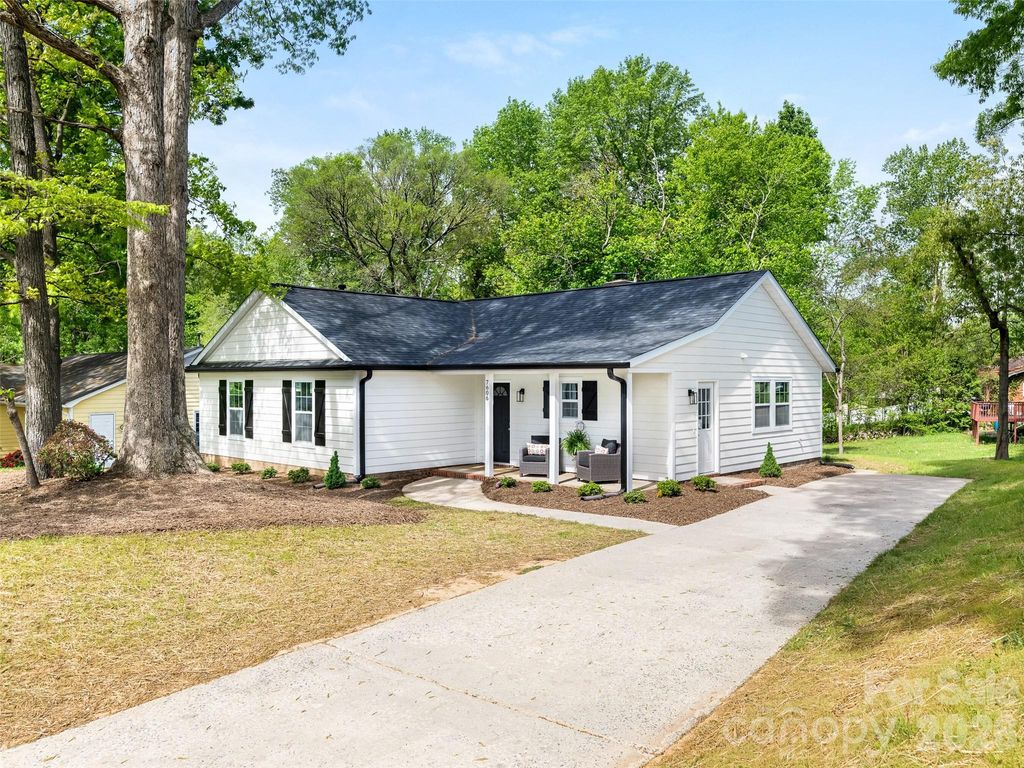 7606 Walnut Wood Drive, Charlotte, NC 28227