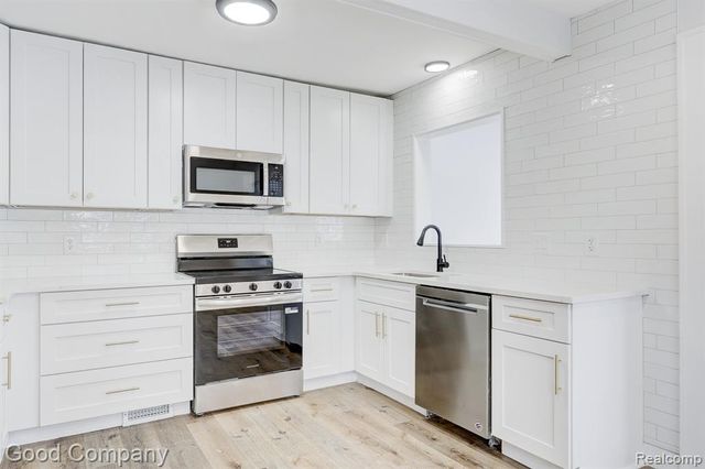 16309 Kirkshire Avenue, Beverly Hills, MI 48025