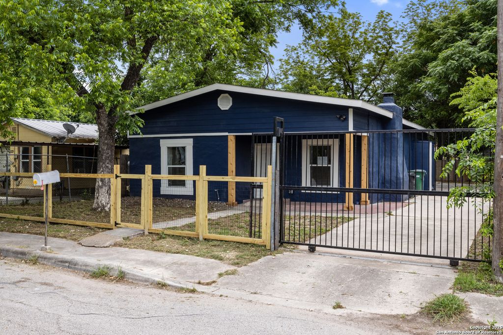 1230 Chalmers, San Antonio, TX 78211