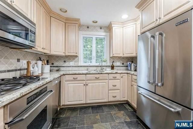 1125 W Laurelton Parkway, Teaneck, NJ 07666