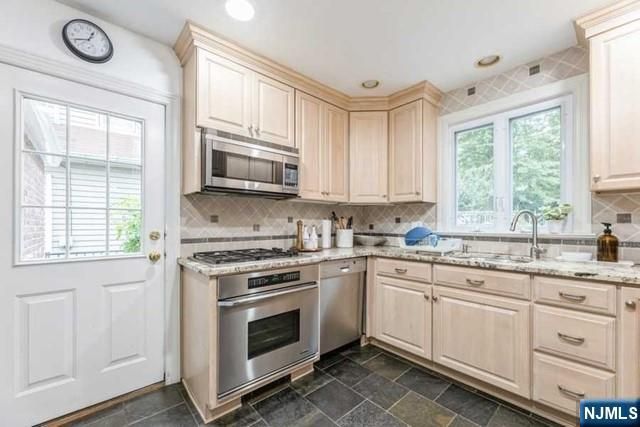 1125 W Laurelton Parkway, Teaneck, NJ 07666