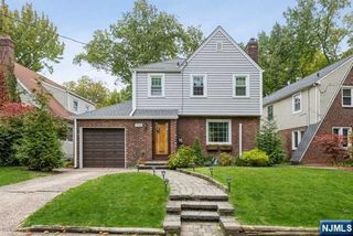 1125 W Laurelton Parkway, Teaneck, NJ 07666