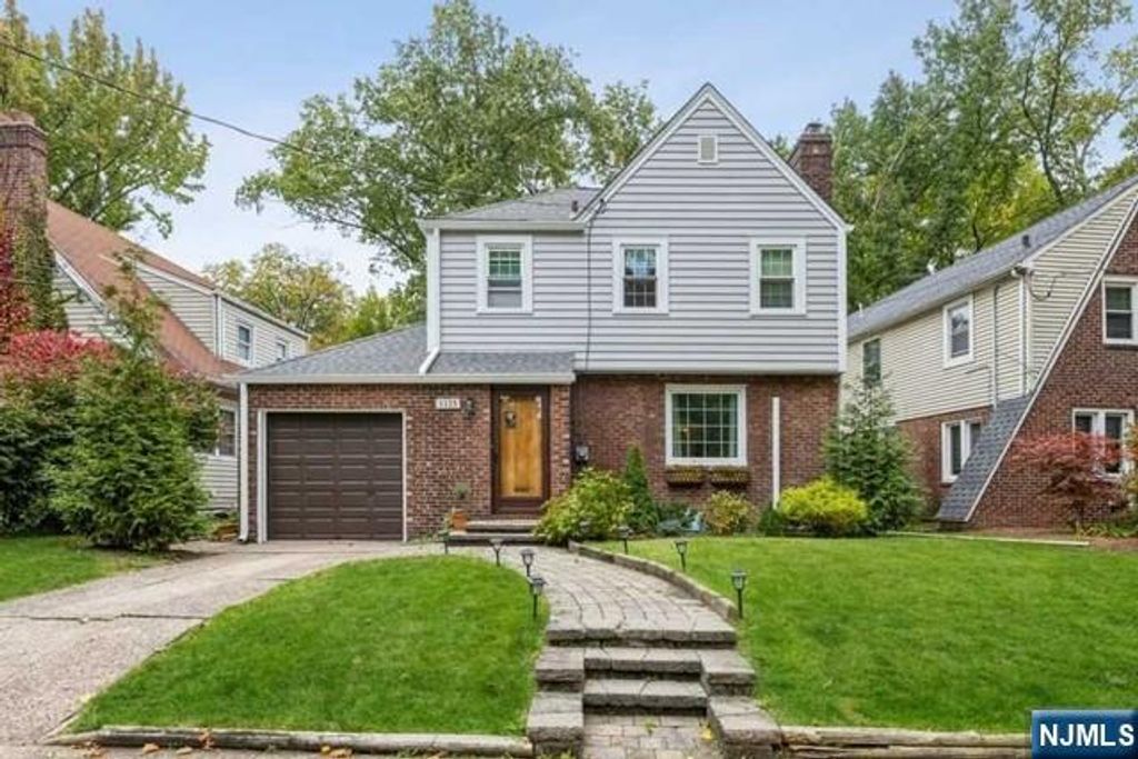 1125 W Laurelton Parkway, Teaneck, NJ 07666