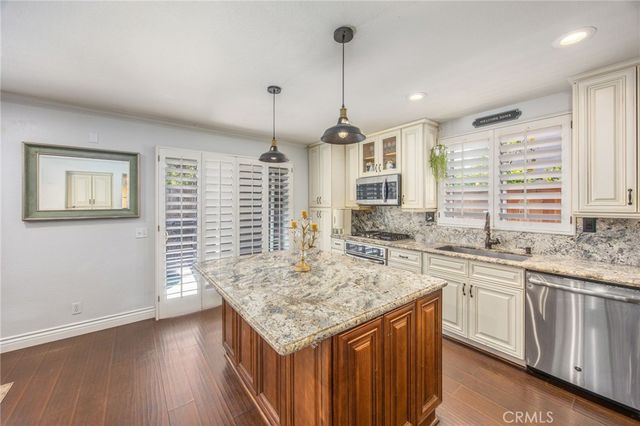142 Tamarack Dr, Corona, CA 92881