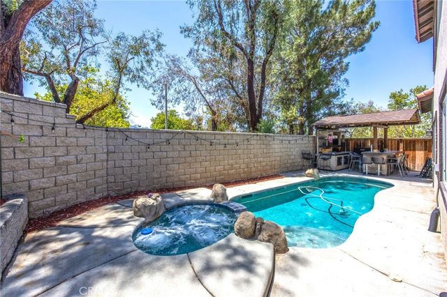 142 Tamarack Dr, Corona, CA 92881