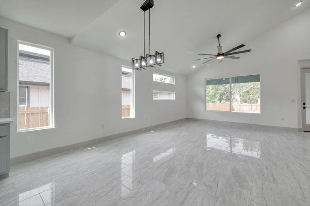202 Washington ST, Elgin, TX 78621