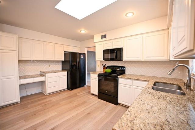 909 Tam O'Shanter Street, Kansas City, MO 64145